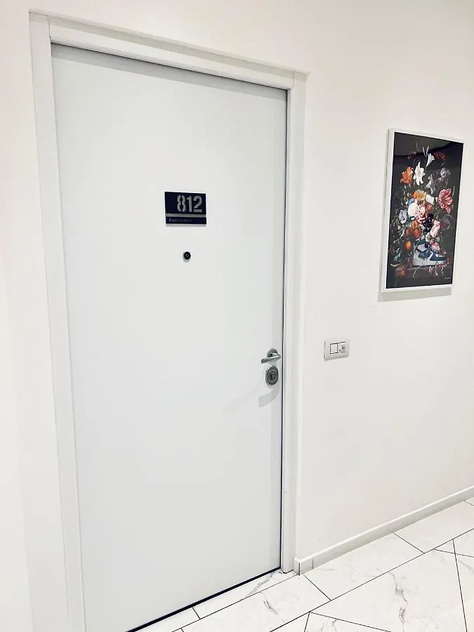 Apartment 812 Milan 0*,