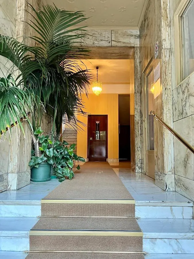 Apartment 812 Milan 0*,